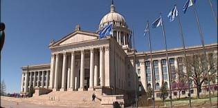 Hundreds turn out to protest 401(k) plan